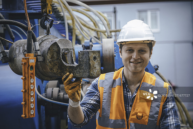在工厂工作的年轻机械工程师肖像图片素材