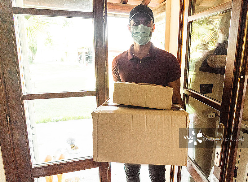 疫情期间快递员配送包裹图片素材