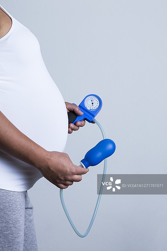 孕妇拿着盆底肌训练器图片素材