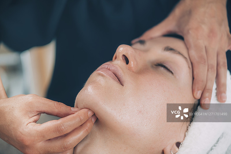 面部淋巴引流按摩图片素材