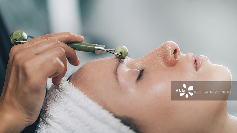 玉石滚轮面部按摩图片素材