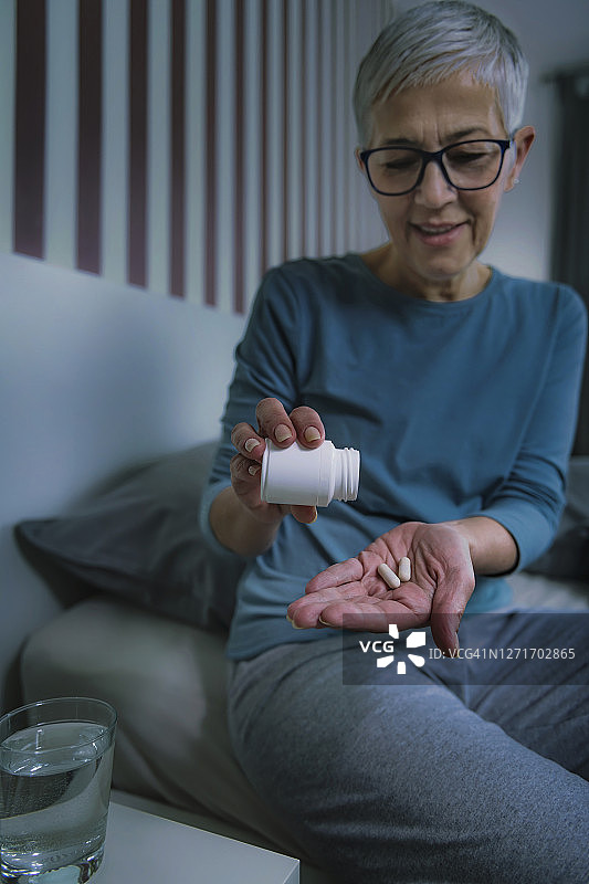 女人服用褪黑素片图片素材