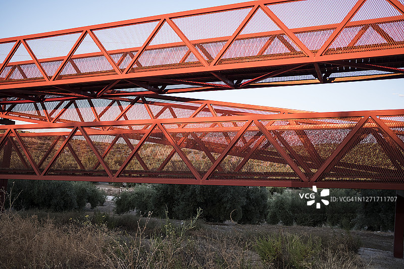 夏日里的红色人行天桥细节图片素材