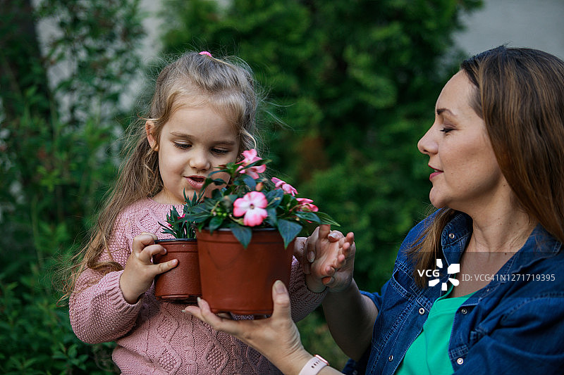 和妈妈一起学习园艺的小女孩图片素材