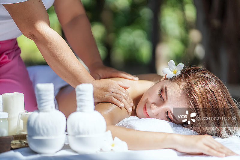 年轻女人在水疗沙龙享受按摩图片素材