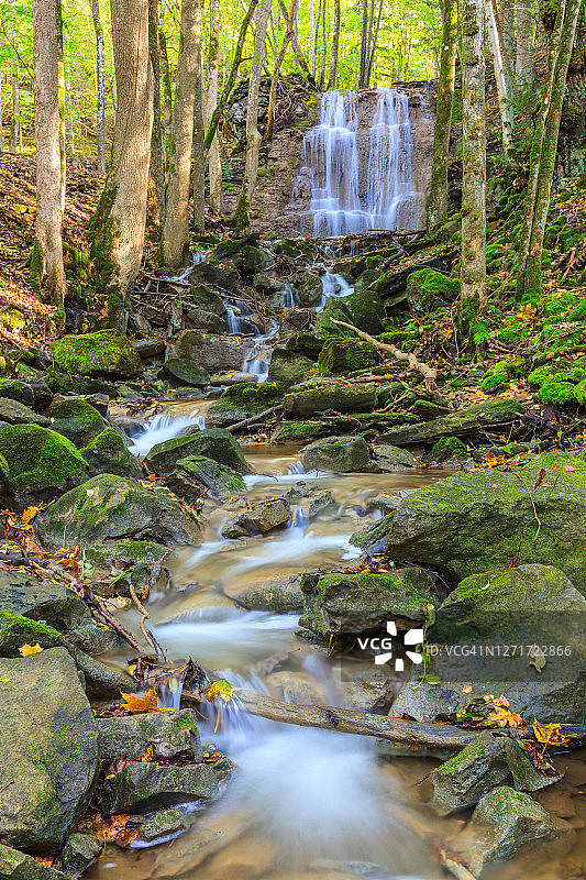 秋季峡谷溪流瀑布图片素材