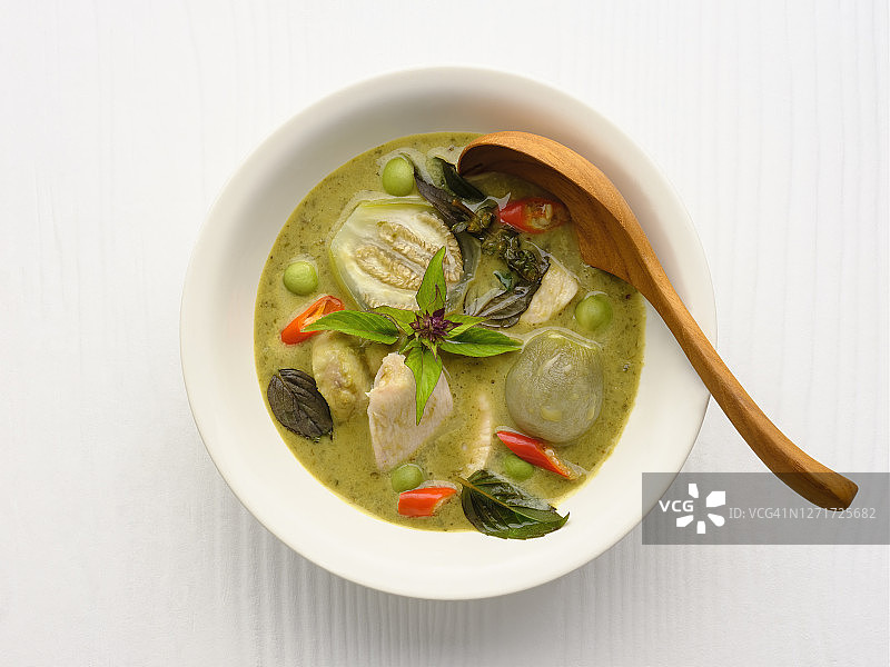 泰式绿咖喱鸡肉盖饭图片素材