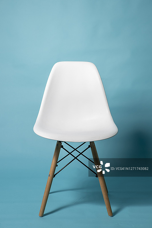 蓝色背景工作室里的空椅子图片素材
