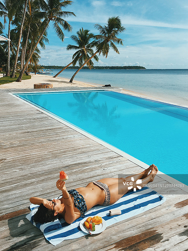 年轻女子身穿比基尼享受日光浴图片素材