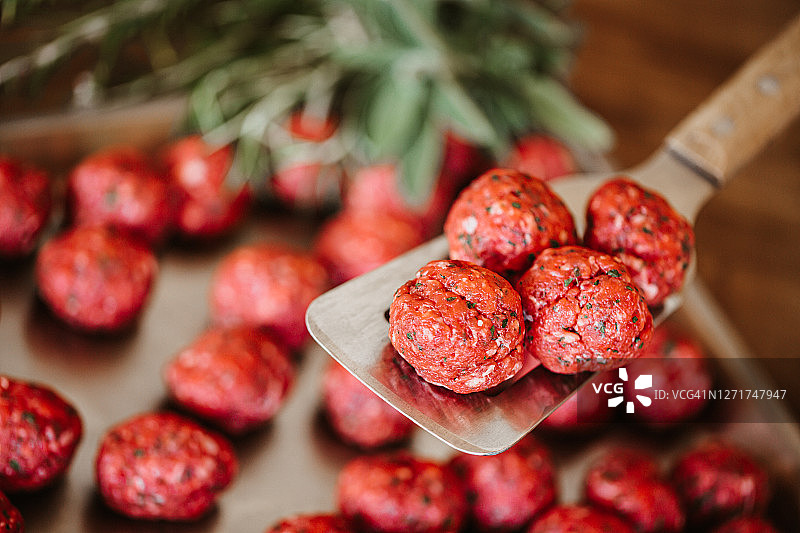 新鲜安格斯牛肉丸与铲子图片素材