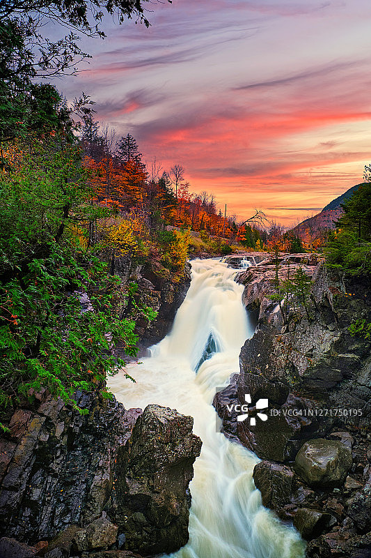 纽约州北部峡谷瀑布秋叶盛景长曝光摄影图片素材