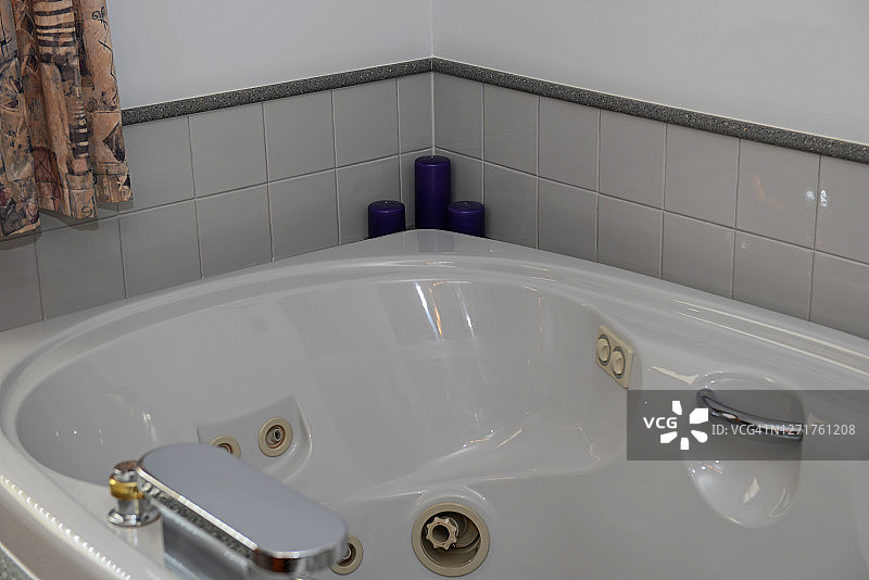 浴缸边的紫色蜡烛图片素材