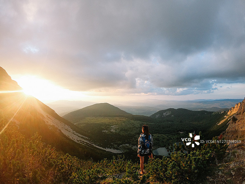 女游客在户外徒步旅行图片素材