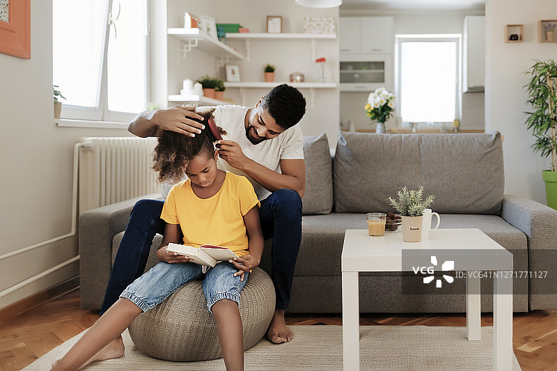 有这样的老爸，谁还需要理发师图片素材