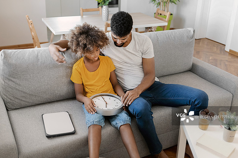 父亲教孩子看时钟图片素材