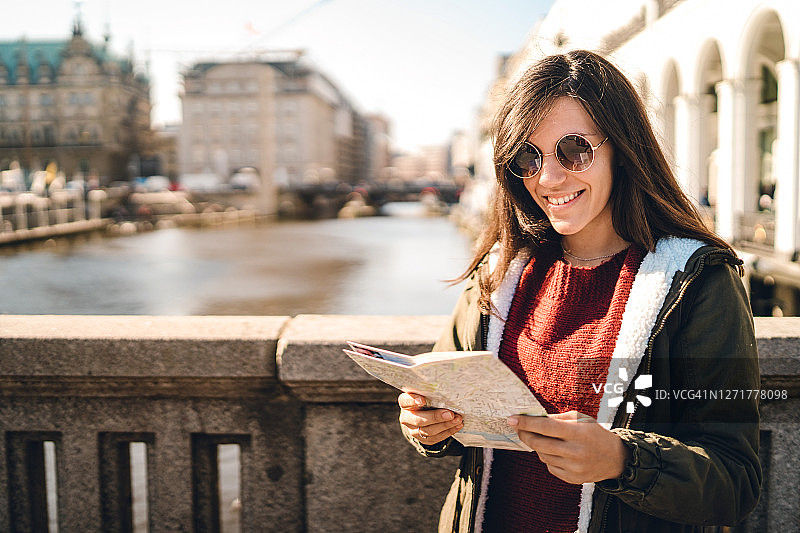 在汉堡看地图图片素材