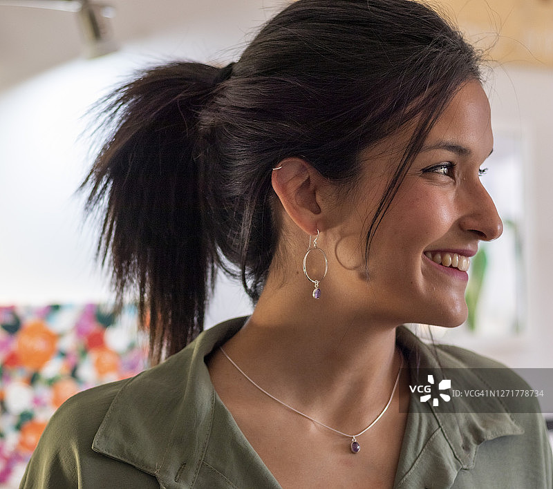 微笑与耳环图片素材