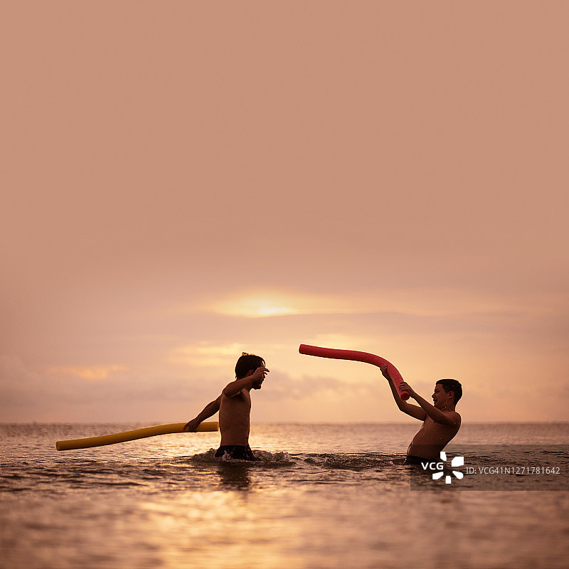 海滩上的泳池浮条打斗图片素材