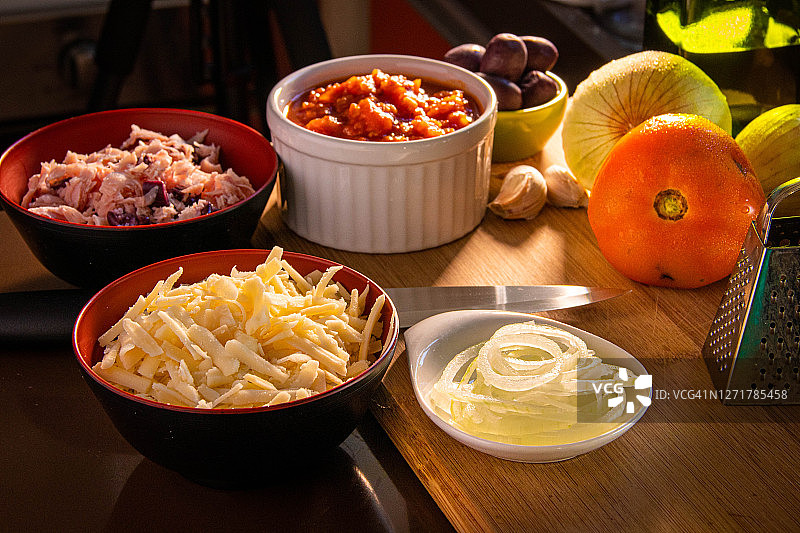 厨房里的披萨配料碗图片素材