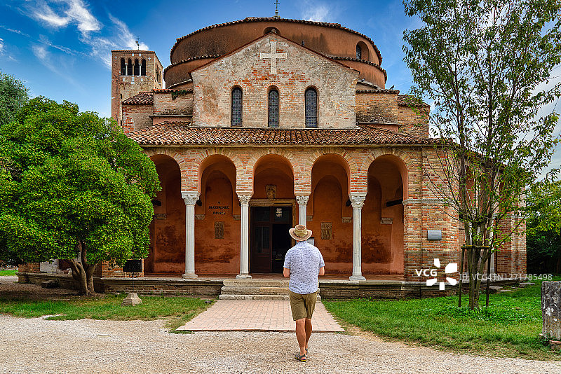 男子站在意大利威尼托托切罗圣福斯卡教堂前图片素材