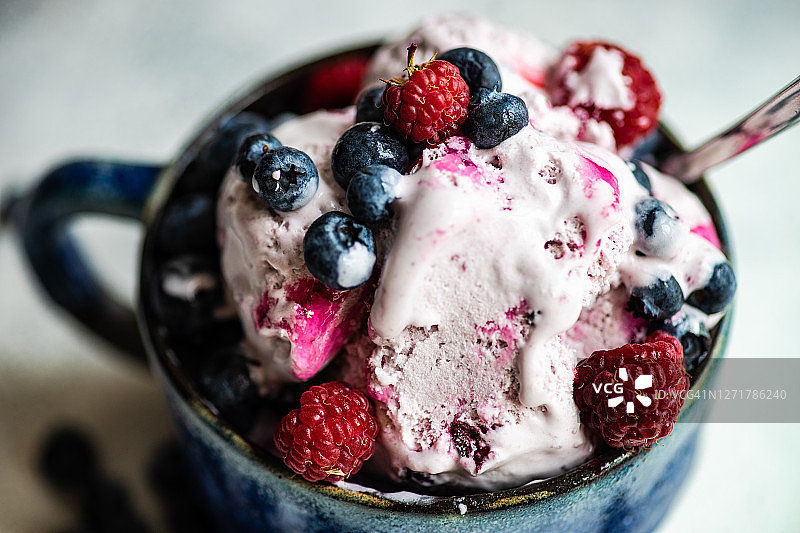 夏季冰淇淋浆果甜点图片素材