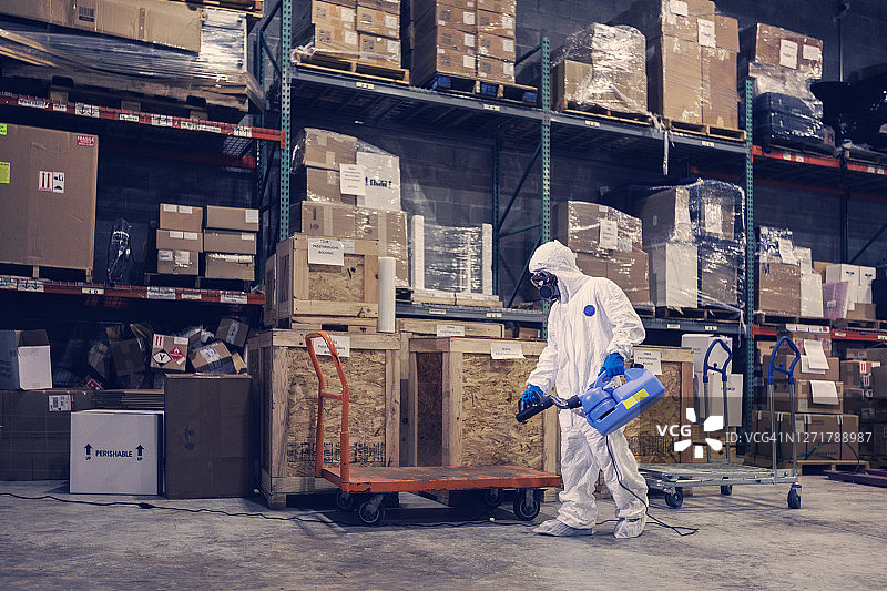 专业人员对仓库进行2020年疫情消毒图片素材