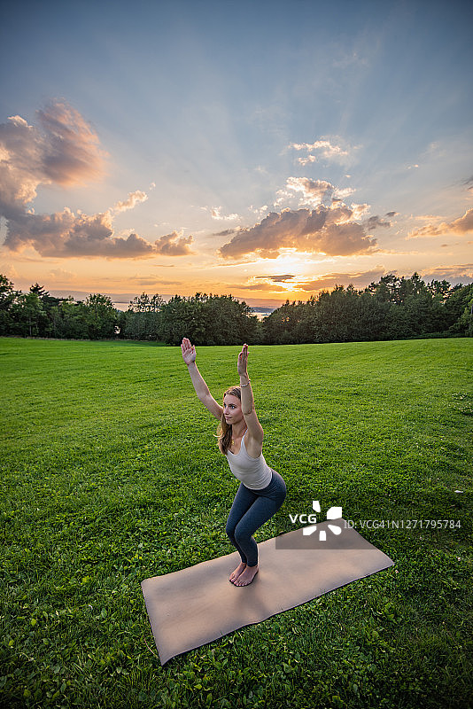椅子瑜伽图片素材