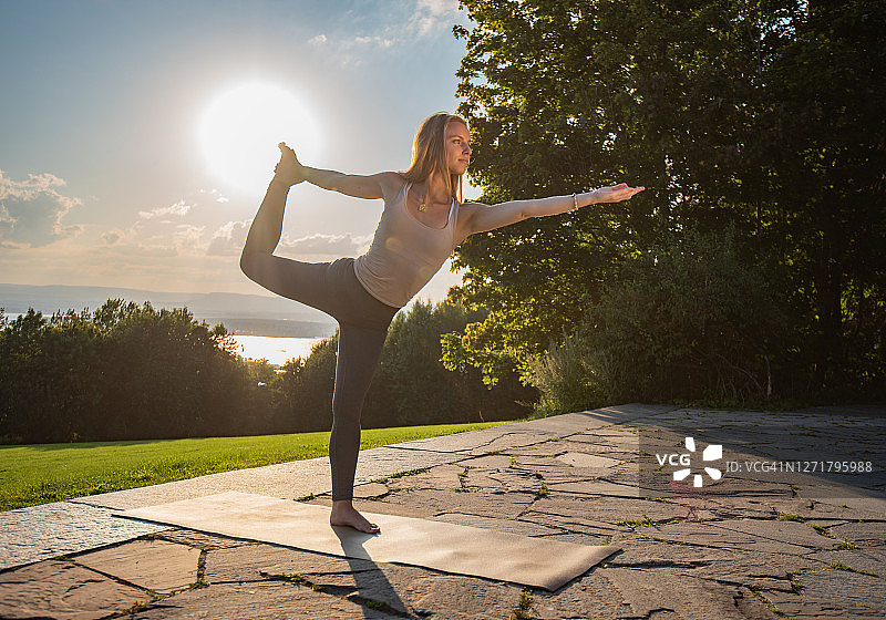 年轻女人做湿婆神瑜伽练习图片素材
