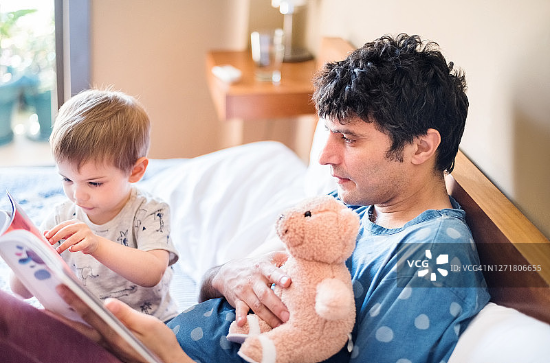 他喜欢这本故事书图片素材