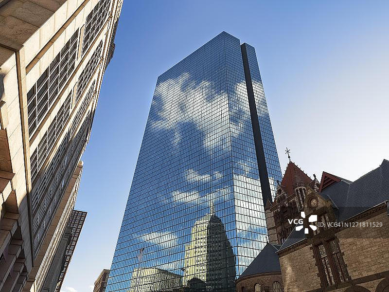 约翰·汉考克大厦、云彩和伯克利大厦在玻璃幕墙中的倒影，科普利广场，后湾，波士顿，马萨诸塞州，新英格兰，美国图片素材