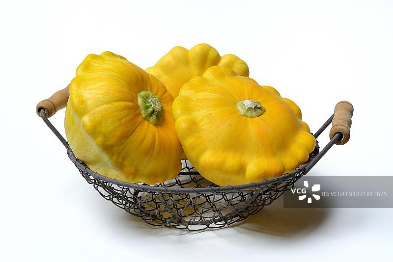 德国，金属丝篮子里的黄色小南瓜图片素材
