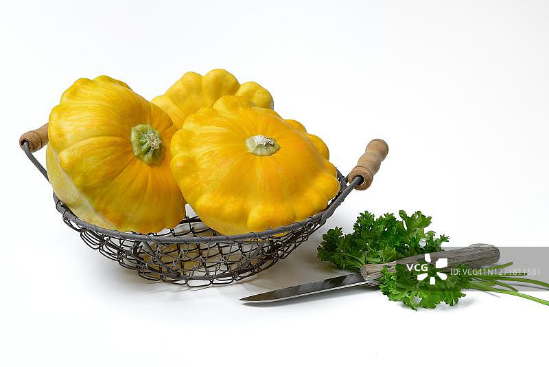德国，金属篮中的黄色小南瓜、欧芹和厨刀图片素材