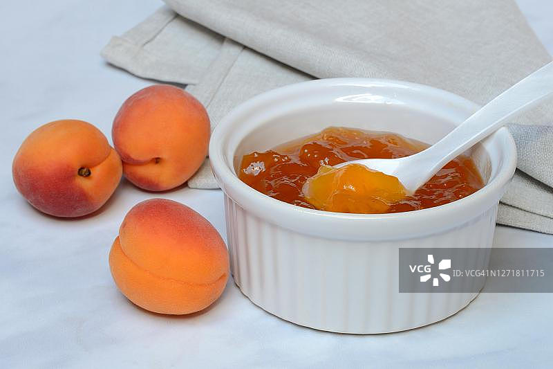 小碗中的杏子酱和杏子，德国图片素材