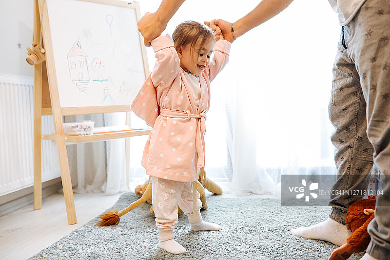 开心的父亲抱着可爱的女儿图片素材