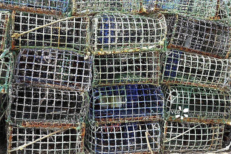 捕蟹和龙虾的鱼笼，位于葡萄牙阿尔加维波尔蒂芒市阿尔沃尔渔港的大西洋图片素材