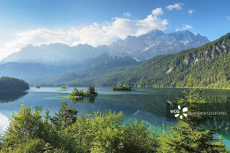 从埃布湖眺望韦特施泰因山脉和楚格峰，德国巴伐利亚图片素材