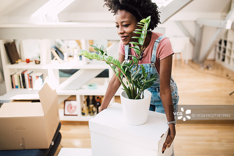 搬家时携带物品的年轻非裔美国女子图片素材