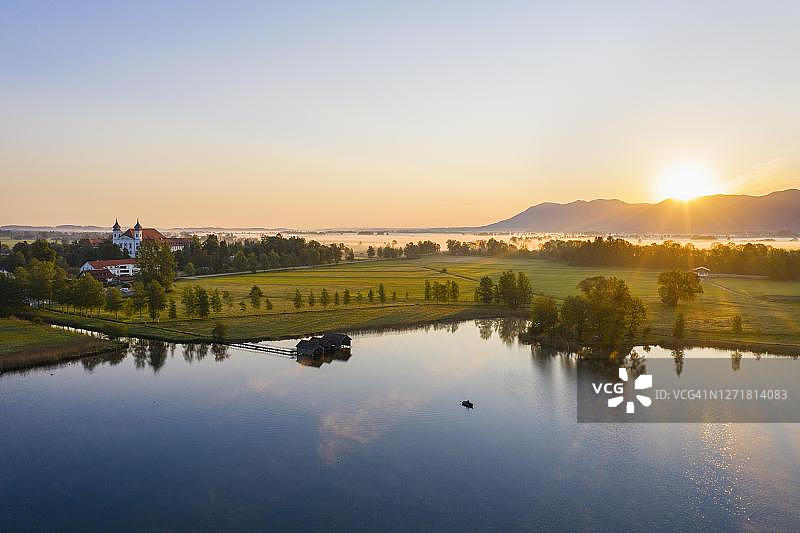德国巴伐利亚科赫尔湖和圣特图林教堂的日出航拍图片素材