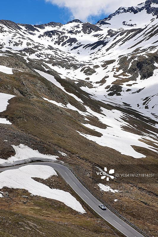 奥地利蒂罗尔州蒂默尔斯约赫高山公路上的汽车图片素材