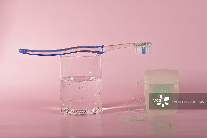 完美牙齿清洁设备：牙刷和牙线图片素材