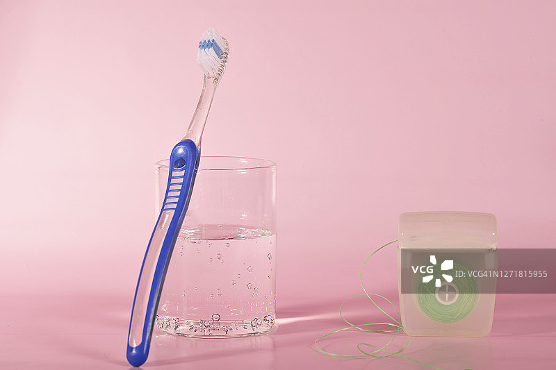 完美牙齿清洁设备：牙刷和牙线图片素材