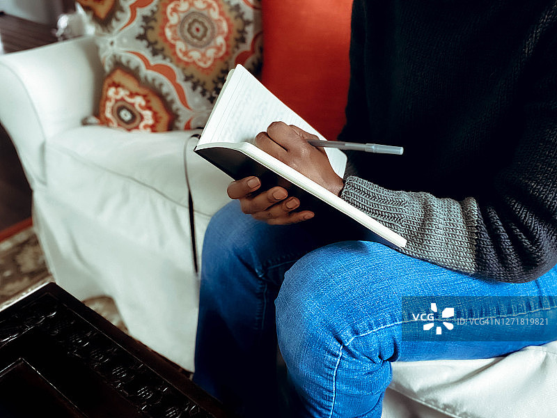 写日记的女人图片素材