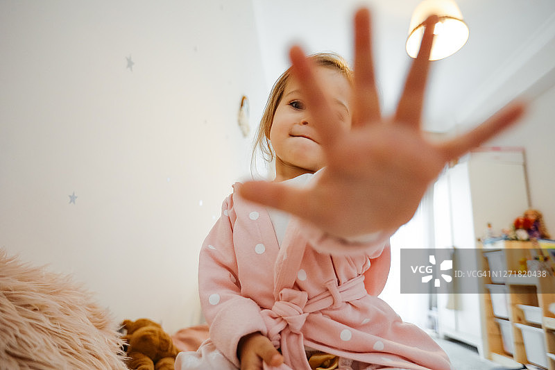 女孩做出停止的手势图片素材