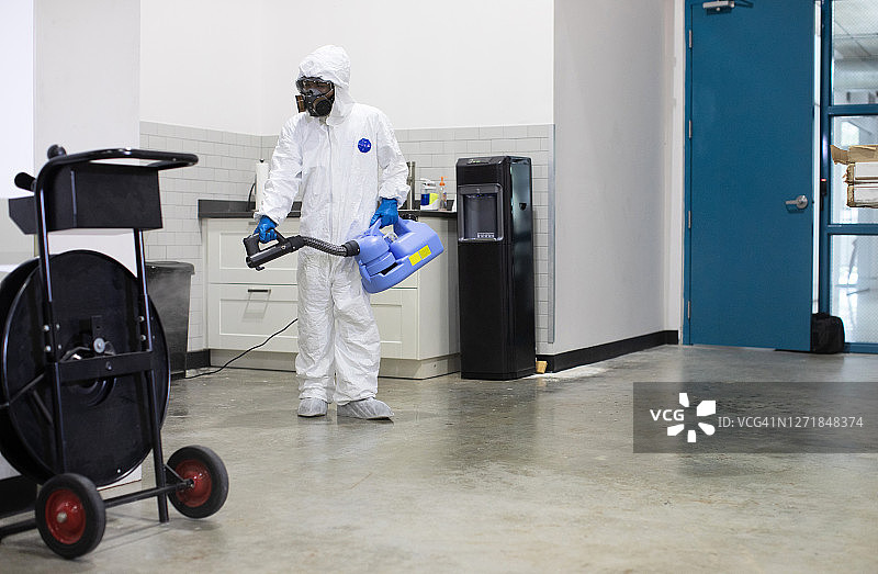 疫情期间专业人员进行仓库消毒图片素材
