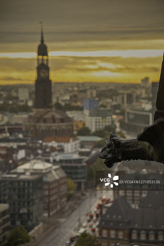 从圣尼古拉纪念教堂望向圣米歇尔教堂的汉堡天际线图片素材