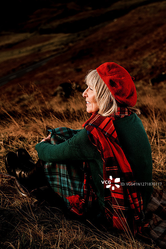 身穿传统服装的女子，在苏格兰格兰科图片素材