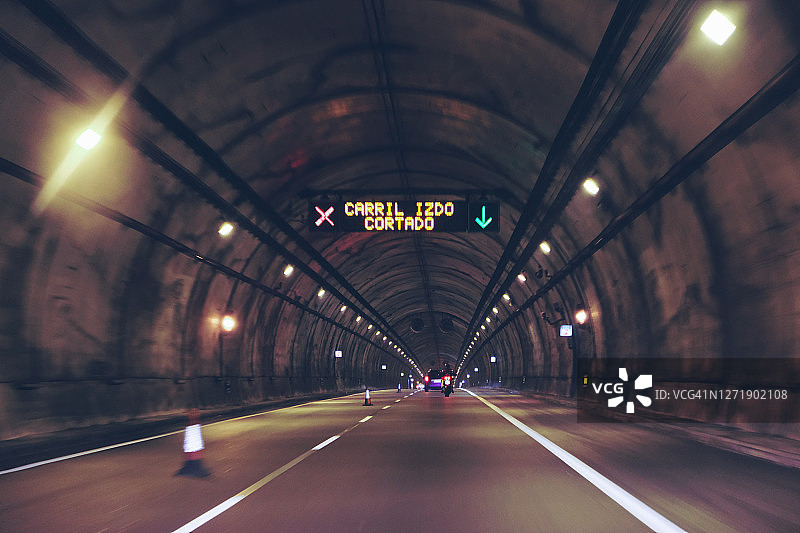 隧道中被切断的左车道指示（西班牙语）图片素材