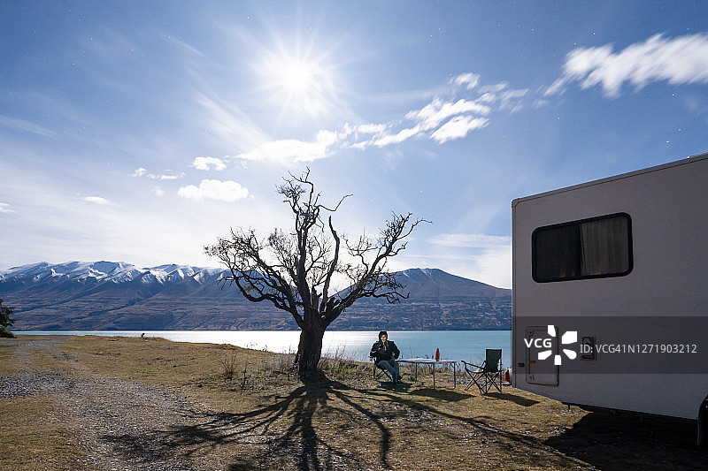 星空下的坐姿图片素材