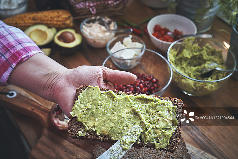 准备牛油果全麦三明治和石榴图片素材