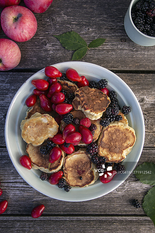 自制苹果、黑莓和山茱萸薄煎饼图片素材